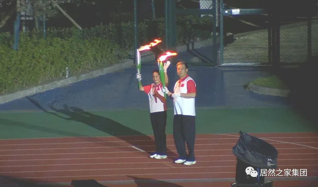 汪林朋董事长受邀担任黄冈市第六届活动会开幕式第一棒火炬手